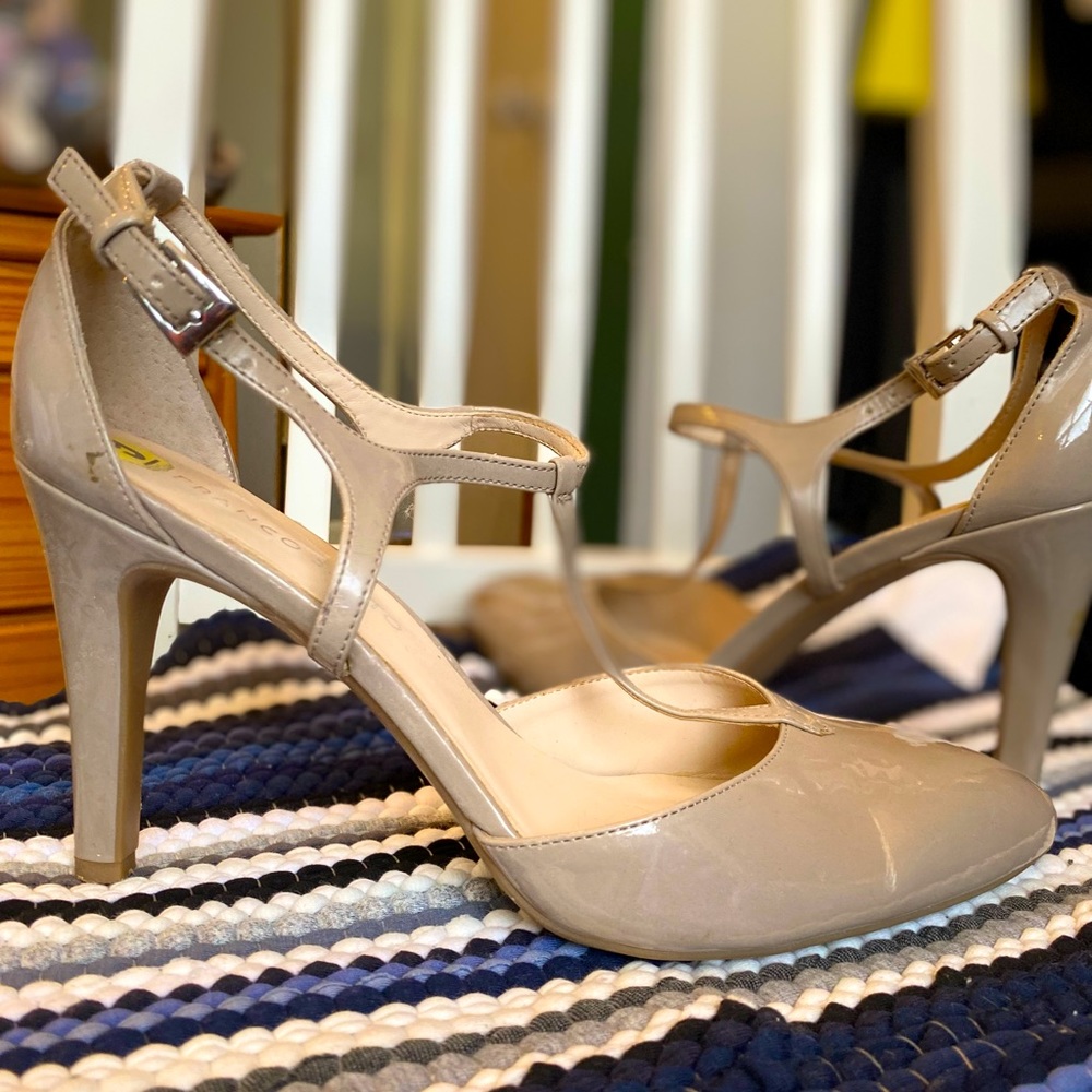 Glossy tan pointed toe T-strapped heels